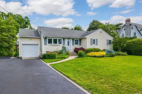 33 Robbins Ave, Amityville, NY 11701
