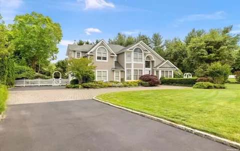 2 Tappanwood Dr, Locust Valley, NY 11560