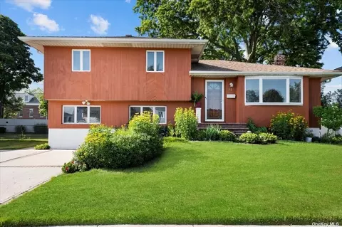 12 Lincoln N Rd, Plainview, NY 11803