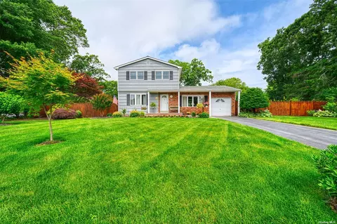 7 Ram Ct, Patchogue, NY 11772