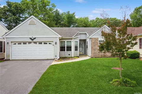 8 Otter Path #8, Coram, NY 11727