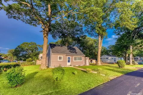 1 Lund St, Wyandanch, NY 11798