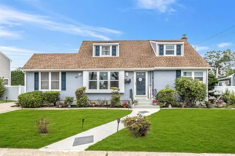 17 Eastwood Dr, Massapequa Park, NY 11762