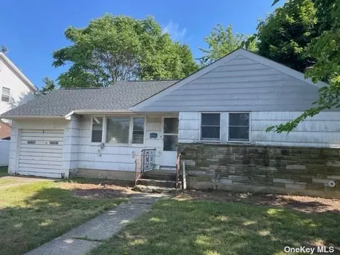 12 Boundary Ave, Massapequa, NY 11758