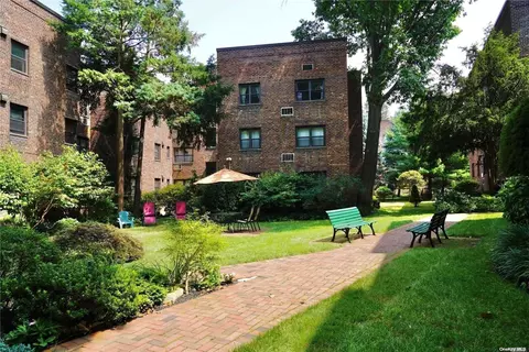 50 Brompton Rd #1M, Great Neck, NY 11021
