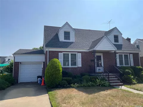 68 Stephen Ave, New Hyde Park, NY 11040