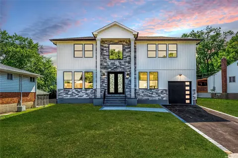 3 Maggio Ln, Old Bethpage, NY 11804