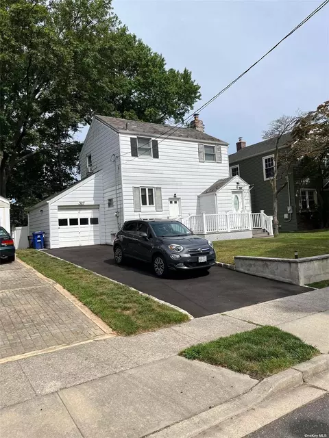 9 Gotham St, Valley Stream, NY 11581
