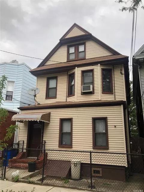 5435 71 Street St, Maspeth, NY 11378