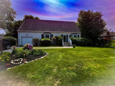 4 King W Rd, Mastic Beach, NY 11951