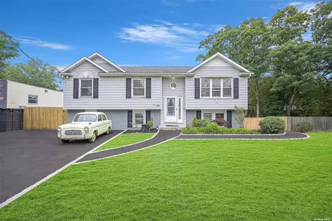 45 W Beech St, Islip, NY 11751