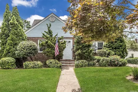 1700 Farragut Rd, Merrick, NY 11566