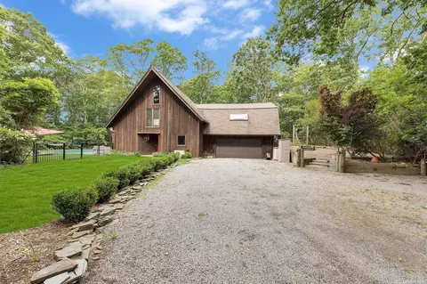 101 B Old Riverhead Rd, Hampton Bays, NY 11946