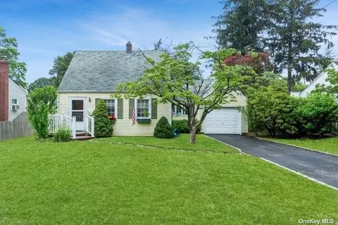 7 Quayle Ct, Huntington Station, NY 11746