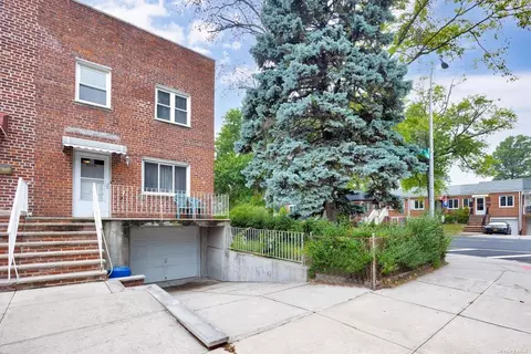 61-02 67th St, Middle Village, NY 11379