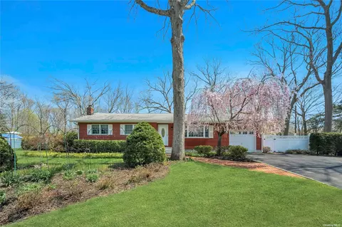 23 Flicker Dr, Middle Island, NY 11953