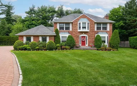 10 Gold Coast Ct, Glen Cove, NY 11542