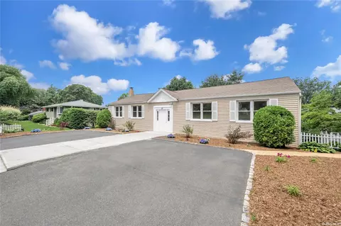 33 Rowan St, Smithtown, NY 11787