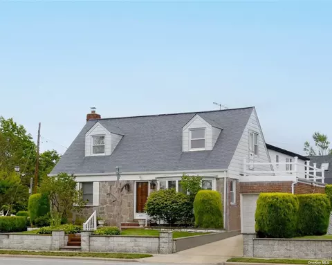 484 Herricks Rd, Mineola, NY 11501