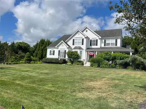19 Merion Cir, Wading River, NY 11792