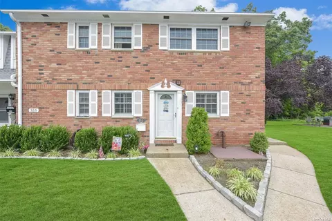 352 Village Dr #-, Hauppauge, NY 11788