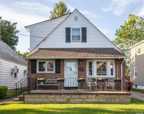 645 10th Ave, New Hyde Park, NY 11040