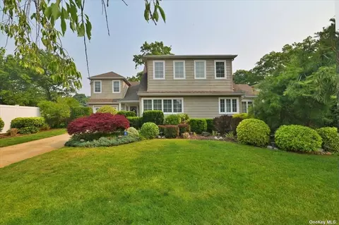5 Linda Dr, Massapequa Park, NY 11762