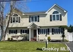 365 Oakwood Ave, West Islip, NY 11795