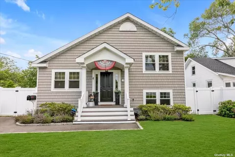 17 Roosevelt Ave, Patchogue, NY 11772