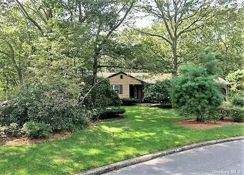20 White Spruce Cir, Commack, NY 11725