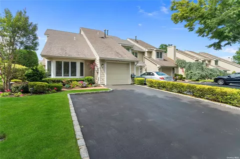 17 Oakmont Ln #17, Bay Shore, NY 11706