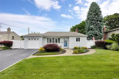 241 Yoakum Ave, Farmingdale, NY 11735