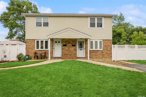 56 Tudor Ln, Bay Shore, NY 11706