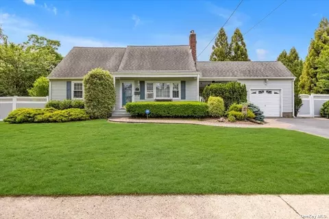 84 Maple St, Blue Point, NY 11715