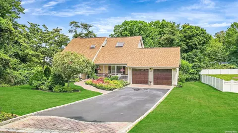 46 Marion St, Nesconset, NY 11767
