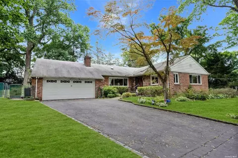 52 Saint Andrews Ln, Glen Cove, NY 11542