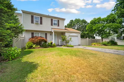 65 Peters Blvd, Central Islip, NY 11722