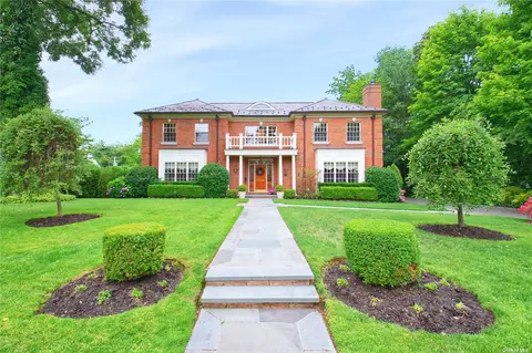 11 The Rdg, Manhasset, NY 11030