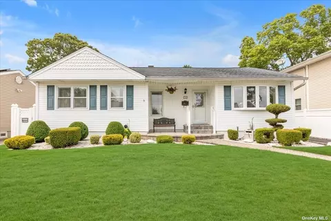 702 Carlyle Ave, Franklin Square, NY 11010