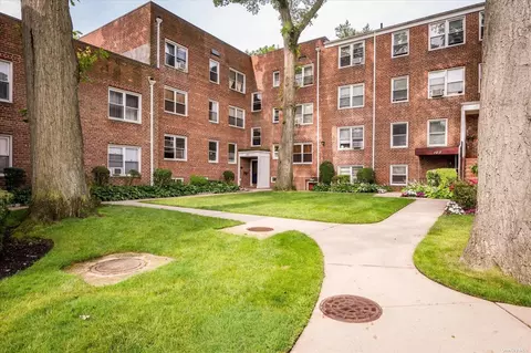 10 Edwards St #3G, Roslyn Heights, NY 11577