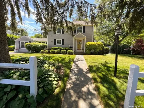 3 Polly Ln, Glen Head, NY 11545