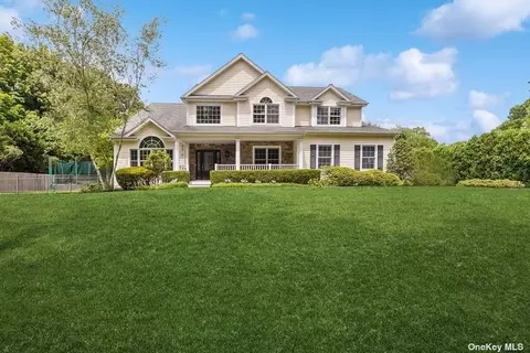 40 Dunlop Rd, Huntington, NY 11743