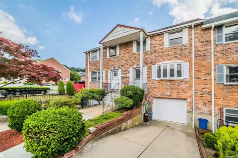 239-52 65th Ave, Douglaston, NY 11362