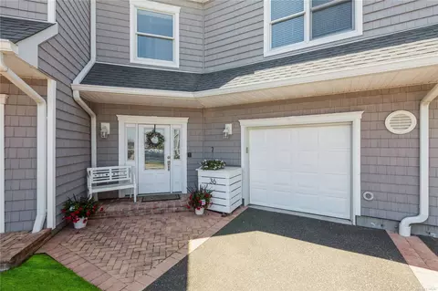 36 Ocean Watch Ct #36, Freeport, NY 11520