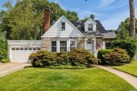 127 Muirfield Rd, Rockville Centre, NY 11570