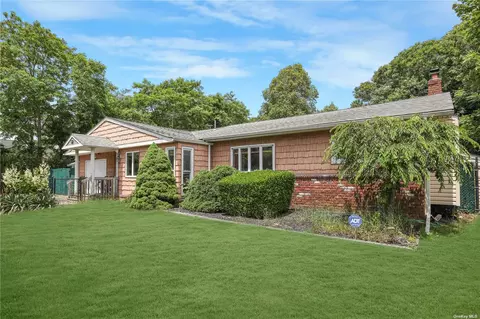 117 Meadowmere Ave, Mastic, NY 11950