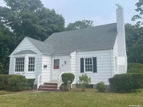 17 S Clinton Ave, Bay Shore, NY 11706