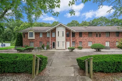16 Laramie Ct #L16, Coram, NY 11727