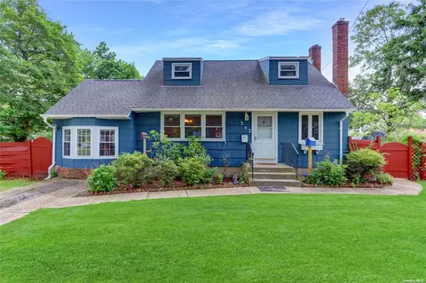 393 Ira Pl, Bayport, NY 11705