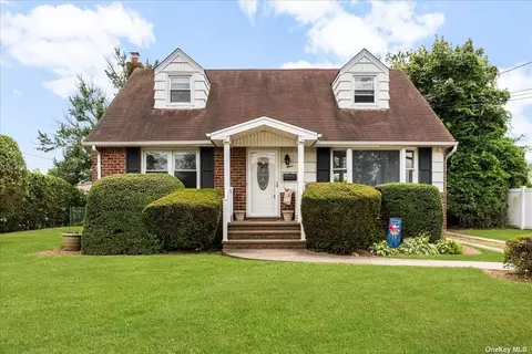 3 Lynn Pl, Bethpage, NY 11714